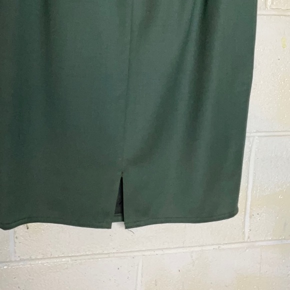 A lightly worn Harve’ Bernard women’s two piece suit . Very well made in a Sz.6. - Picture 12 of 16